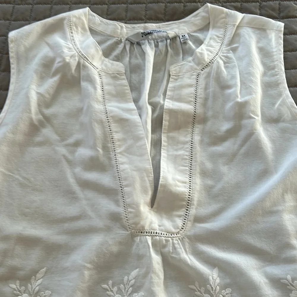 🌞 New Direction Bright White Sleeveless Appliqué Top - Picture 3 of 7